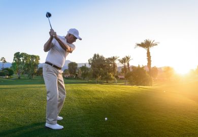 Golfeur en plein swing sur le practice de Rabat